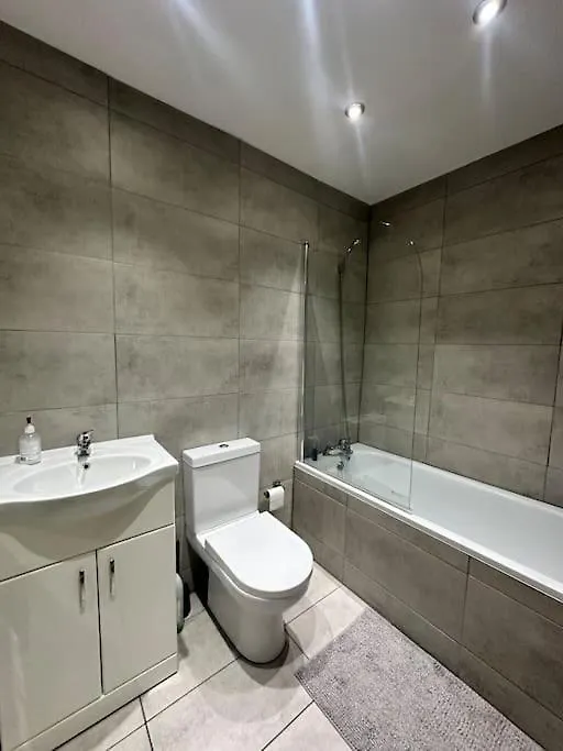 Barking Bliss-2 Bedroom,2 Bath, A Short Distance To Barking Station 0*, Barking (Greater London)