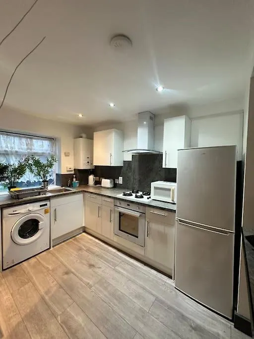 Apartment Barking Bliss-2 Bedroom,2 Bath, A Short Distance To Barking Station